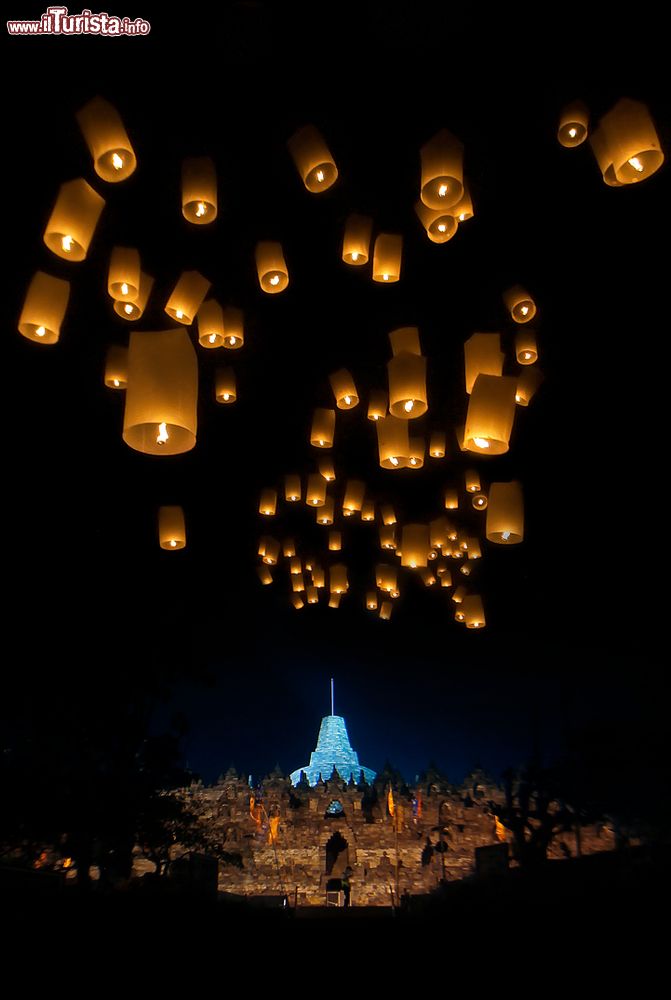 Immagine Lanterne in volo by night al Vesak Day al tempio di Borobudur, isola di Giava, Indonesia.  La festa dell luci, questo il significato di Vesak, celebra i tre momenti fondamentali della vita di Buddha: la nascita, l'illuminazione e la morte.