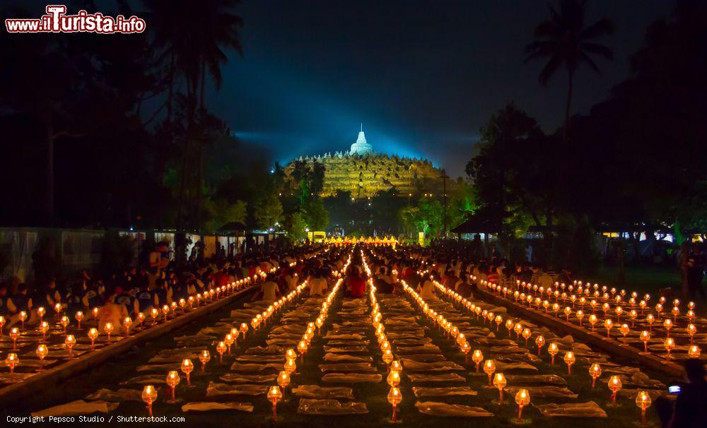 Immagine Migliaia di candele accese di notte durante la Festa delle Luci al Borobudur Temple, isola di Giava, Indonesia - © Pepsco Studio / Shutterstock.com