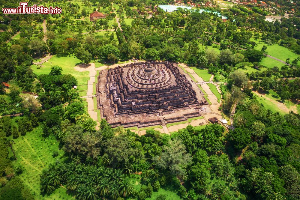 Immagine Panorama aereo del tempio di Borobudur Temple, Giava, Indonesia. Si tratta del più grande monumento buddhista al mondo.