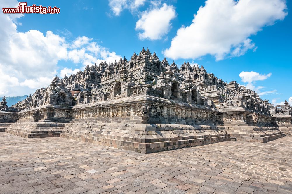 Immagine Panorama dell'Heritage Buddist Temple a Borobudur, Yogjakarta, Giava, Indonesia. La costruzione risalirebbe al periodo fra il 750 e l'830 commissionata dalla dinastia regnante a quell'epoca, i Sailendra.