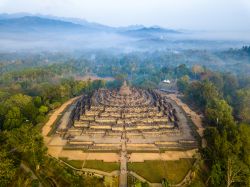 Il tempio buddhista di Borobudur visto dall'alto, isola di Giava, Indonesia. A progettarlo fu l'architetto Gunadharma assistito da alcuni monaci provenienti da tutte le parti del mondo.
 ...
