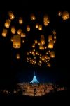Lanterne in volo by night al Vesak Day al tempio di Borobudur, isola di Giava, Indonesia.  La festa dell luci, questo il significato di Vesak, celebra i tre momenti fondamentali della vita ...