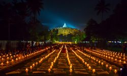 Migliaia di candele accese di notte durante la Festa delle Luci al Borobudur Temple, isola di Giava, Indonesia - © Pepsco Studio / Shutterstock.com