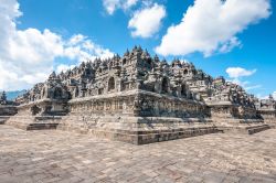 Panorama dell'Heritage Buddist Temple a Borobudur, Yogjakarta, Giava, Indonesia. La costruzione risalirebbe al periodo fra il 750 e l'830 commissionata dalla dinastia regnante a quell'epoca, ...