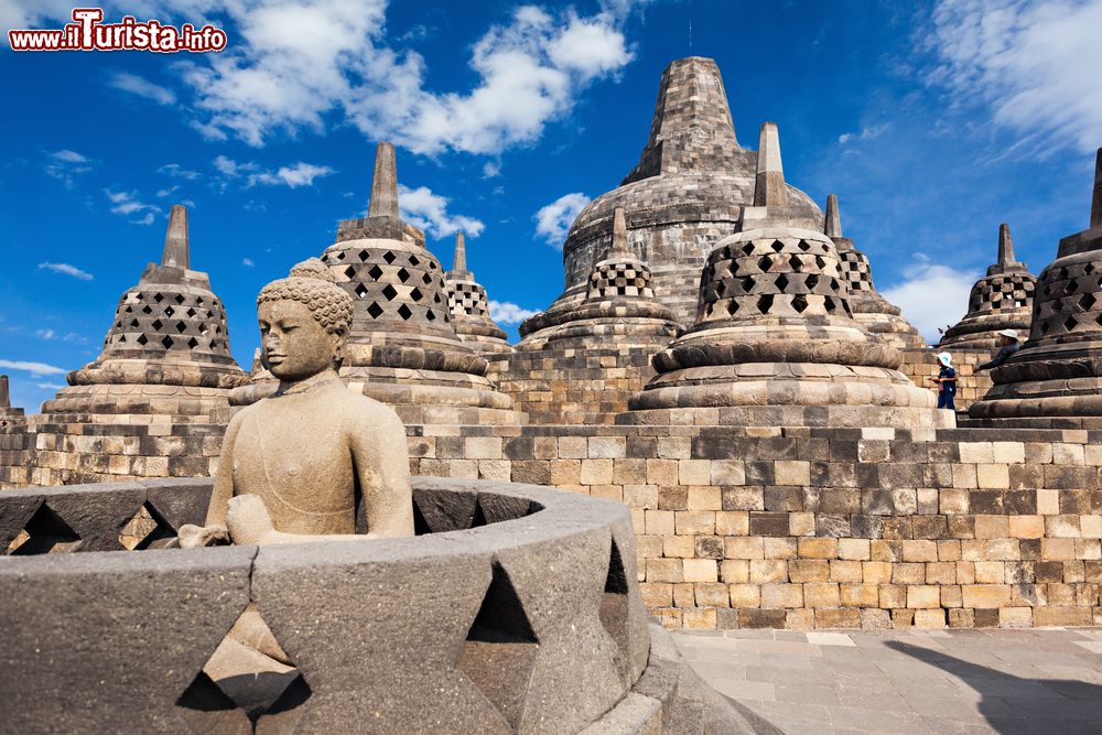 Immagine Statua in pietra del Buddha al tempio di Borobudur, isola di Giava, Indonesia.