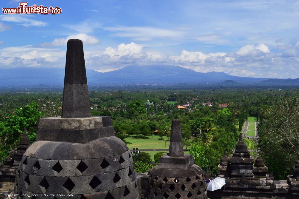 Immagine Una suggestiva panoramica delle costruzioni al Borobudur Temple, Magelang, isola di Giava (Indonesia) - © Kras_Stock / Shutterstock.com