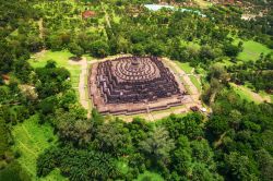 Panorama aereo del tempio di Borobudur Temple, Giava, Indonesia. Si tratta del più grande monumento buddhista al mondo.
