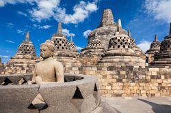 Statua in pietra del Buddha al tempio di Borobudur, isola di Giava, Indonesia.