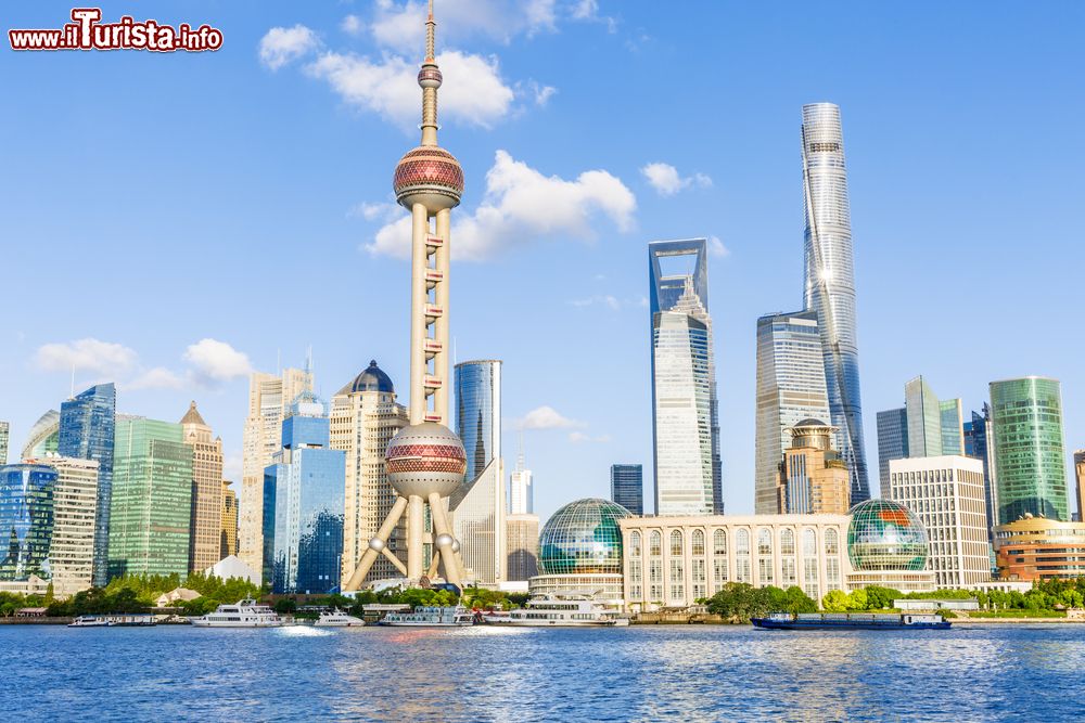 Immagine La Oriental Pearl Tower caratterizza la skyline di Shanghai in Cina