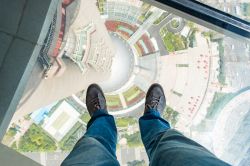 Il vertiginoso panorama dalla terrazza con fondo in vetro della Oriental Pearl Tower di Shanghai in Cina