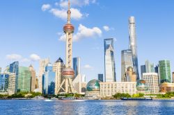 La Oriental Pearl Tower caratterizza la skyline di Shanghai in Cina