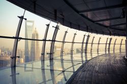 Una delle terrazze panoramiche della Oriental Pearl Tower di Shanghai