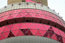 Uno dei livelli della Oriental Pearl Radio & TV Tower in centro a Shanghai in Cina - © Katoosha / Shutterstock.com