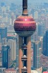 Vista aerea della Oriental Pearl Tower che domina la città di Shanghai in Cina - © Songquan Deng / Shutterstock.com