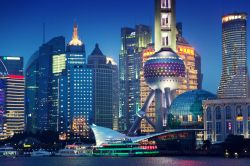 Vista notturna di Shanghai e della Oriental Pearl Tower, la grande antenna televisiva della Cina