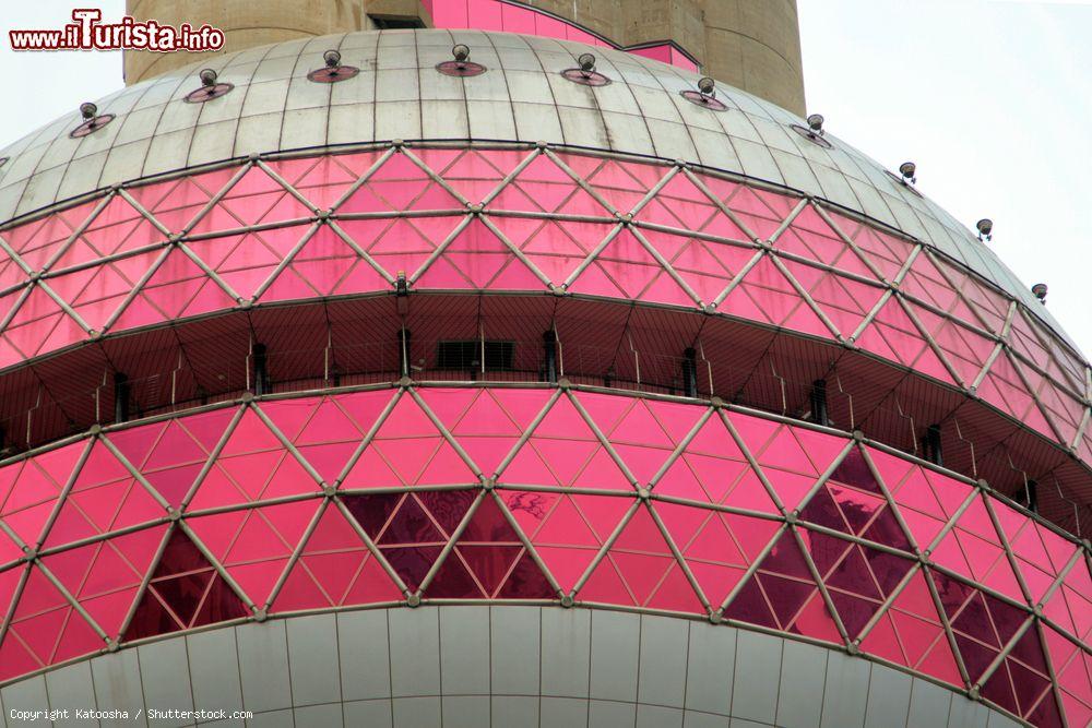 Immagine Uno dei livelli della Oriental Pearl Radio & TV Tower in centro a Shanghai in Cina - © Katoosha / Shutterstock.com