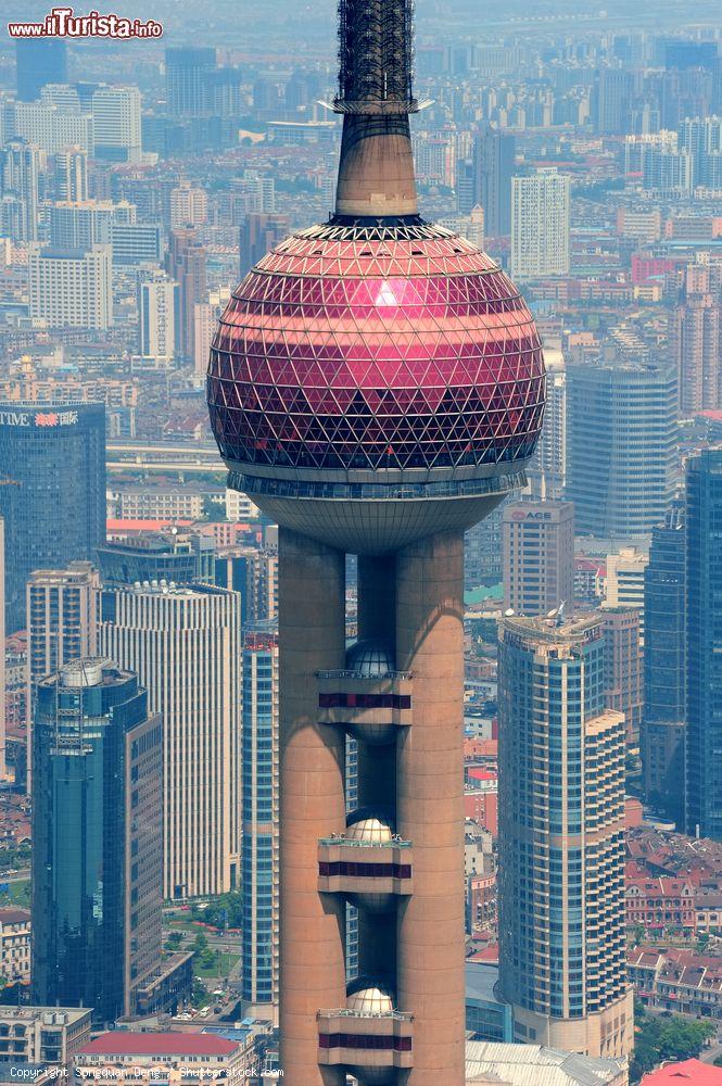 Immagine Vista aerea della Oriental Pearl Tower che domina la città di Shanghai in Cina - © Songquan Deng / Shutterstock.com