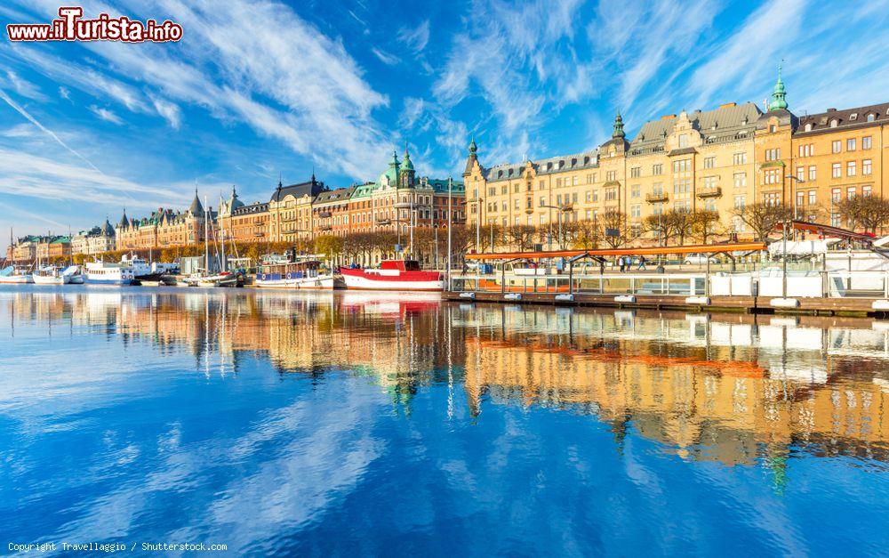 Immagine Il riflesso di Gamla Stan, il borgo vecchio del centro di Stoccolma in Svezia  - © Travellaggio / Shutterstock.com