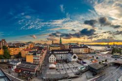 Il cuore storico di Stoccolma, il quartiere Gamla Stan, fotografato verso il tramonto in Svezia 