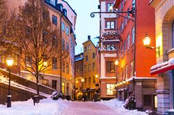 Passeggiata nella città vecchia di Stoccolma (Gamla Stan) in inverno. 