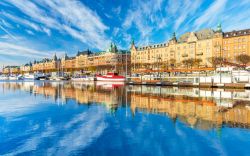 Il riflesso di Gamla Stan, il borgo vecchio del centro di Stoccolma in Svezia  - © Travellaggio / Shutterstock.com