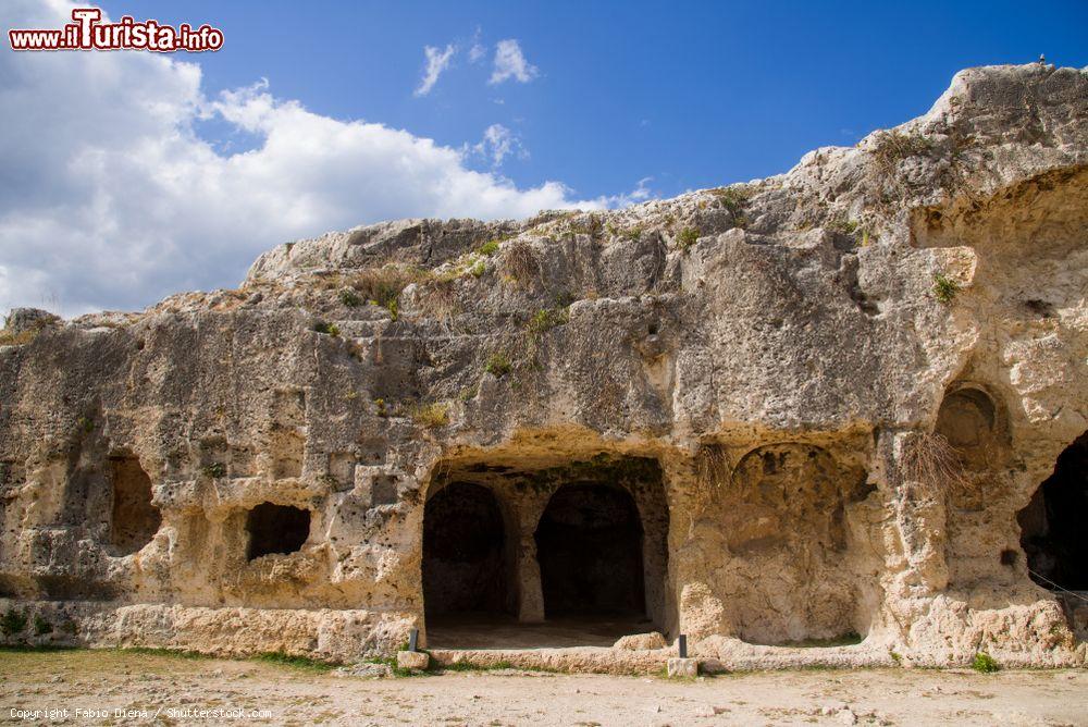 Immagine La Necropoli vicino al Teatro greco presso il parco archeologico della Neapolis a Siracusa - © Fabio Diena / Shutterstock.com