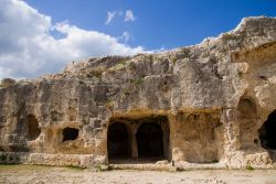 La Necropoli vicino al Teatro greco presso il parco archeologico della Neapolis a Siracusa - © Fabio Diena / Shutterstock.com