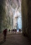 Orecchio di Dioniso, Siracusa: turisti provano l'acustica della grotta del parco archeologico della Neapolis - © Valerija Polakovska / Shutterstock.com