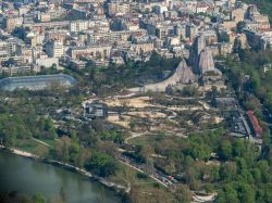 Vista aerea dello Zoo di Parigi: Si notano le rocce, la Serra Tropicale e il padiglione delle otarie