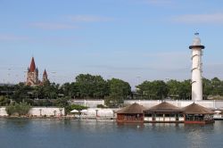 Il faro sulla Donauinsel di VIenna, l'sola artificiale sul fiume Danubio - © risteski goce / Shutterstock.com