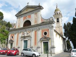 La facciata neoclassica della chiesa di Sant'Ilario a Genova - © Davide Papalini, CC BY-SA 3.0, Collegamento