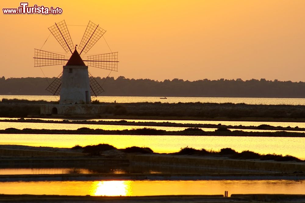 Immagine Il tramonto magico alle Saline di Marsala in Sicilia: uno dei mulini dello Stagnone