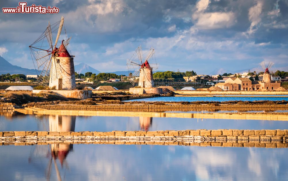 Immagine Le saline dello Stagnone e il Mulino Ettore Infersa sulla destra, siamo a Marsala