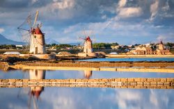 Le saline dello Stagnone e il Mulino Ettore Infersa sulla destra, siamo a Marsala