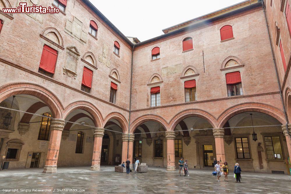 Immagine Coorte interna del complesso di Palazzo d'Accursio in centro a Bologna - © Sergiy Palamarchuk / Shutterstock.com