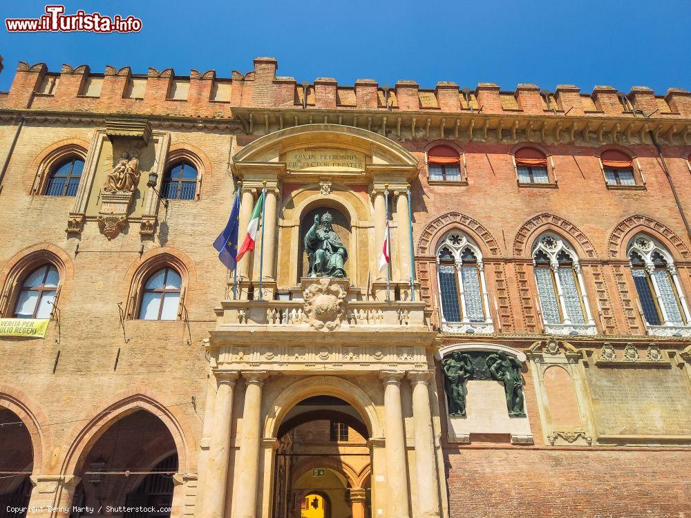 Immagine La Facciata del Palazzo Comunale di Bologna, Palazzo d'Accursio in Piazza Maggiore - © Benny Marty / Shutterstock.com