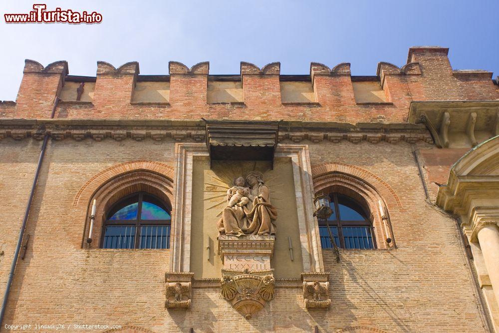Immagine La scultura della Madonna con il Bambino che si trova sulla facciata del Palazzo d'Accursio in piazza Maggiore a Bologna - © lindasky76 / Shutterstock.com