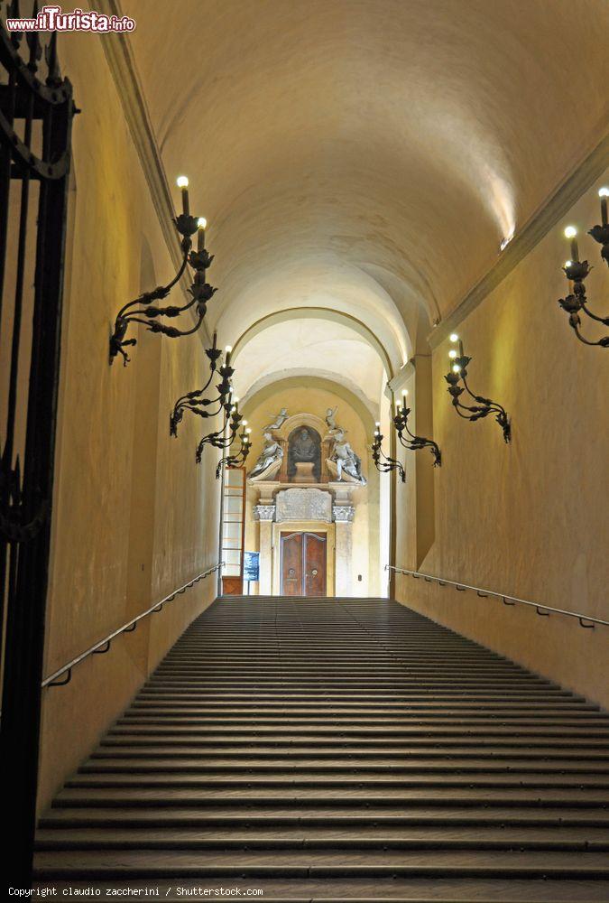 Immagine Lo scalone all'ingresso di Palazzo D'Accursio dove si trova il Municipio di Bologna - © claudio zaccherini / Shutterstock.com