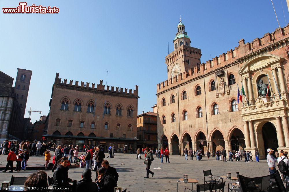 Immagine Piazza Maggiore a Bologna, sulla destra il Palazzo d'Accursio, la sede comunale felsinea - © D-VISIONS / Shutterstock.com