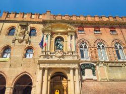 La Facciata del Palazzo Comunale di Bologna, Palazzo d'Accursio in Piazza Maggiore - © Benny Marty / Shutterstock.com