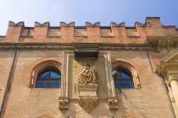 La scultura della Madonna con il Bambino che si trova sulla facciata del Palazzo d'Accursio in piazza Maggiore a Bologna - © lindasky76 / Shutterstock.com