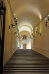Lo scalone all'ingresso di Palazzo D'Accursio dove si trova il Municipio di Bologna - © claudio zaccherini / Shutterstock.com