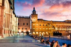 Tramonto in Piazza Maggiore con vista su Palazzo d'Accursio, la sede del Comune di Bologna