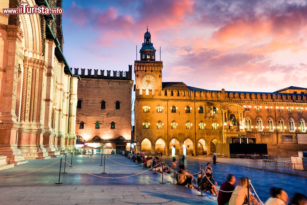 Immagine Tramonto in Piazza Maggiore con vista su Palazzo d'Accursio, la sede del Comune di Bologna