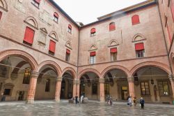 Coorte interna del complesso di Palazzo d'Accursio in centro a Bologna - © Sergiy Palamarchuk / Shutterstock.com