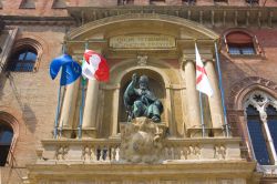 La statua di San Petronio, il Patrono di Bologna, a Palazzo d'Accursio in Piazza Maggiore - © lindasky76 / Shutterstock.com