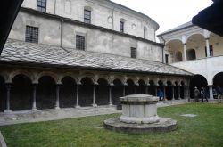 Il Chiostro interno del complesso della Collegiata dei Santi Pietro e Orso, nel centro storico di Aosta
