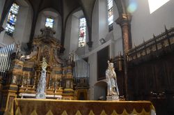 l’immagine argentea di Sant’Orso sulla destra ed il braccio reliquiario sulla sinistra, Collegiata dei Santi Pietro e Orso di Aosta