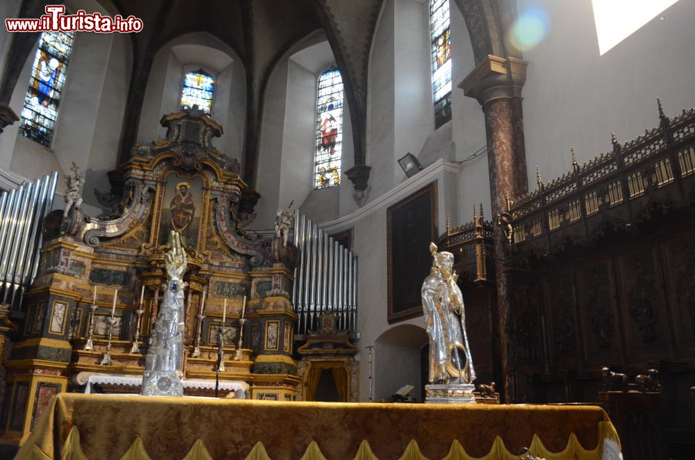 Immagine l’immagine argentea di Sant’Orso sulla destra ed il braccio reliquiario sulla sinistra, Collegiata dei Santi Pietro e Orso di Aosta