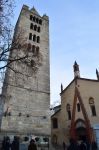 Il campanile romanico e la facciata della Collegiata Collegiata dei Santi Pietro e Orso ad Aosta